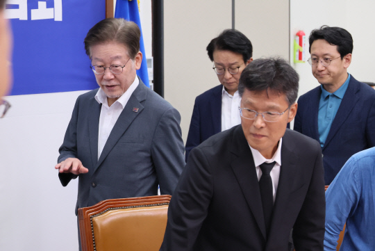 이재명(왼쪽) 더불어민주당 대표가 10일 국회 본청에서 열린 '교권회복을 위한 더불어민주당-교원단체 간담회'에 참석하고 있다.<연합뉴스>